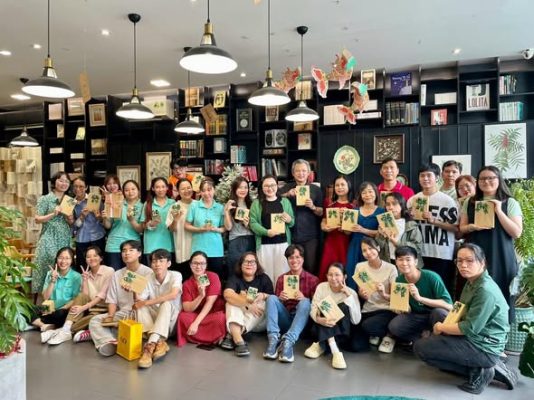 Nhà sách Cá Chép Giáng Sinh 2025