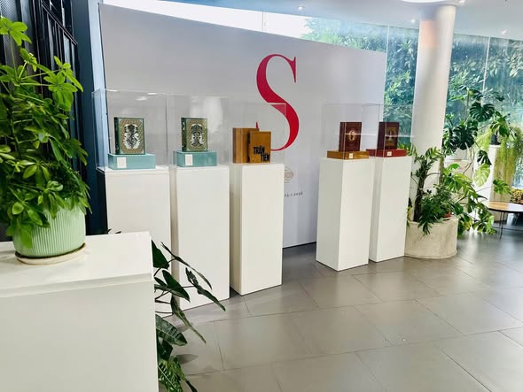 Ấn bản S100 ký hiệu chữ A trưng bày tại Nhà sách Cá Chép