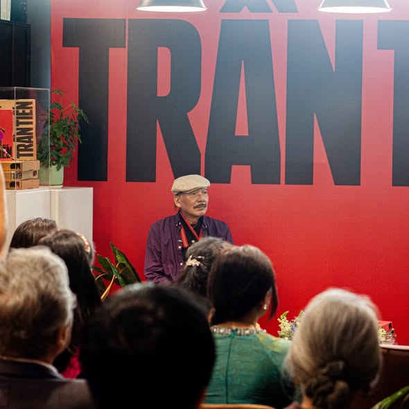 Giao lưu và ký lưu niệm Trần Tiến tại Nhà sách Cá Chép